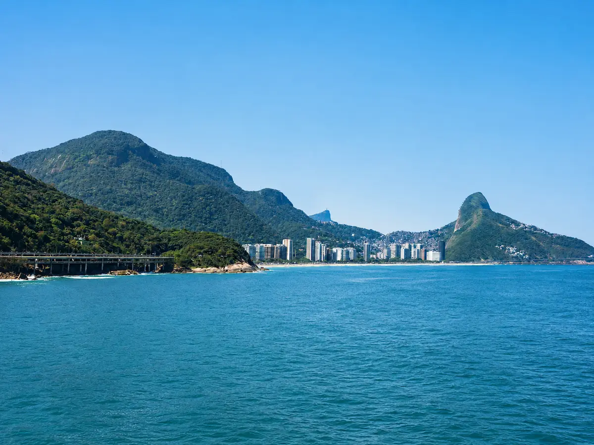Cenário do Joá visto do Espaço Brava Rio, com o Morro Dois Irmãos, o Cristo Redentor e o mar