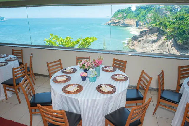 Restaurante do Brava Rio com vista para o litoral do Rio