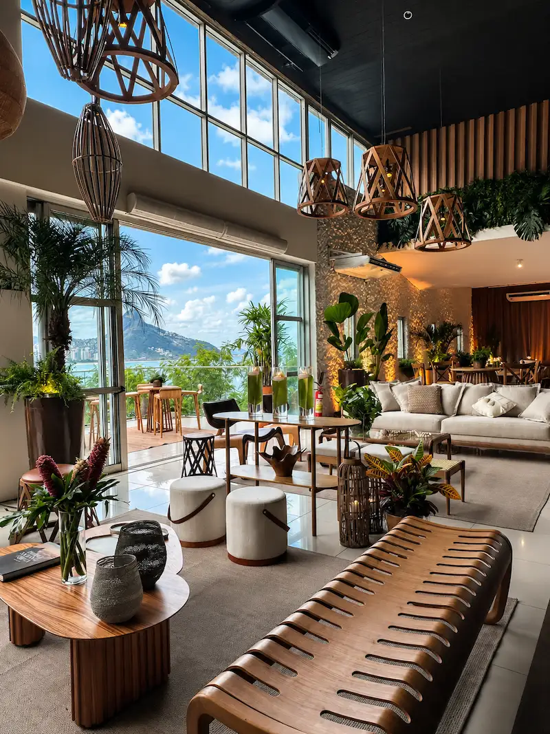 Salão Nobre e mezanino do Espaço Brava Rio com lounge e vista panorâmica